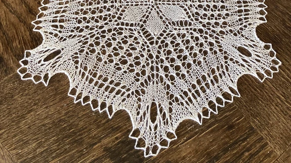 Uhke pitsiline linik on ringselt kootud