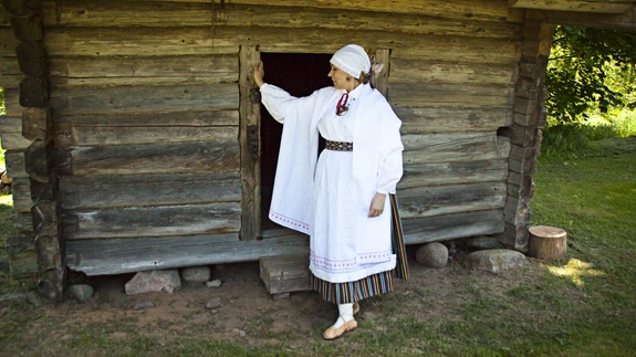 Vilve Oja kannab 19. saj II poole Rõuge kihelkonna pidulikke rahvarõivaid, mille ehteks on õlalinik ehk kaal, mis valmistati pulmadeks ja see jäi abielunaisele vaid piduliku riietuse ehteks