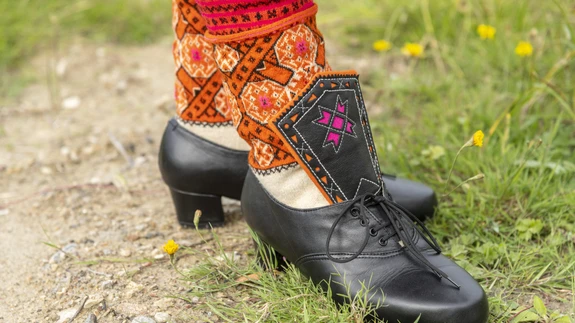 Muhu naise kapetad ja säärised, valmistaja Alliki Oidekivi