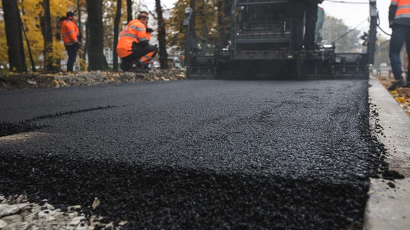 75 meetri pikkuse ja 3 meetri laiuse kõnniteelõigu asfalteerimisel Narva mnt-l kasutati 65 kg plastikgraanuleid.