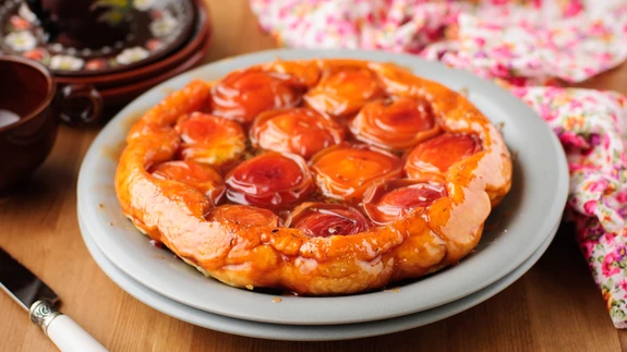 Tagurpidikook ploomide ja rummiga.