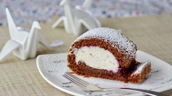 Tatrarull vürtsikate sõstarde ja kohupiimavahuga.