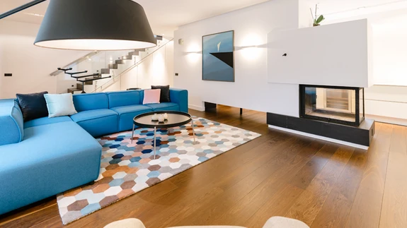 Esimesele korrusele jäävad avar elutuba köögiga, kust pääseb ka terrassile