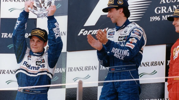 Etapivõitja ja tiimikaaslane Damon Hill aplodeerimas oma debüüdil teise koha saavutanud ja kvalifikatsiooni võitnud Jacques Villeneuve’le.