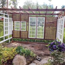 Et maha saetud kuuse tõttu krundipiirile tekkinud lagedat vaadet täita, on asemele ehitatud puidust pergola.