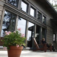 Tasub silmas pidada, et toonitud lasuur annab puidule oluliselt parema kaitse päikesekiirguse eest kui toonimata toode. 