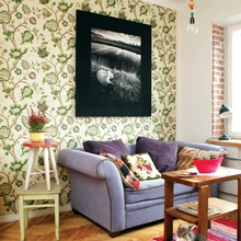 Diivan on Sassi lemmikpaik, padjad õmbles tuttav eri värvi kangaist. Vanad aknalauad said hoolikalt värvist puhastatud.