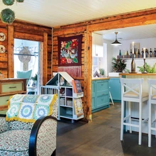 Peale Riina tikandite ja maalide on seintel Timo isapoolse vanaema tehtud tikandid, ta oli suur käsitööhuviline.