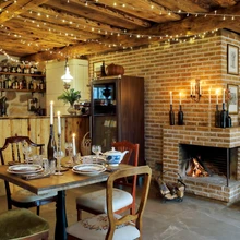 Jääkmaterjalidest baarilaud ja kamina ees paiknev Timo isa ehitatud nõukogudeaegne laud on uuesti lihvitud. Kamin on isa ajast: just tema oli saalist teinud peoruumi, sest talle meeldis sõpru maale külla kutsuda. Söögilaudade puitosa meisterdas Timo.