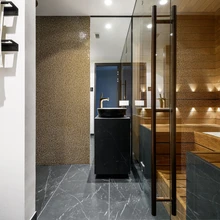 Saunaruumis kasutatud soojale puidutoonile on kõrvutatud ookerkollast, mis lisab värskust.